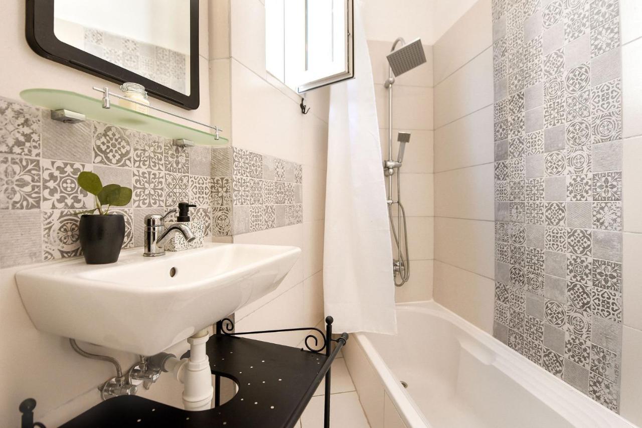 Stylish & Spacious Apartment Near The Old Town - A Touch Of History, A Dash Of Modernity Bucharest Exterior photo