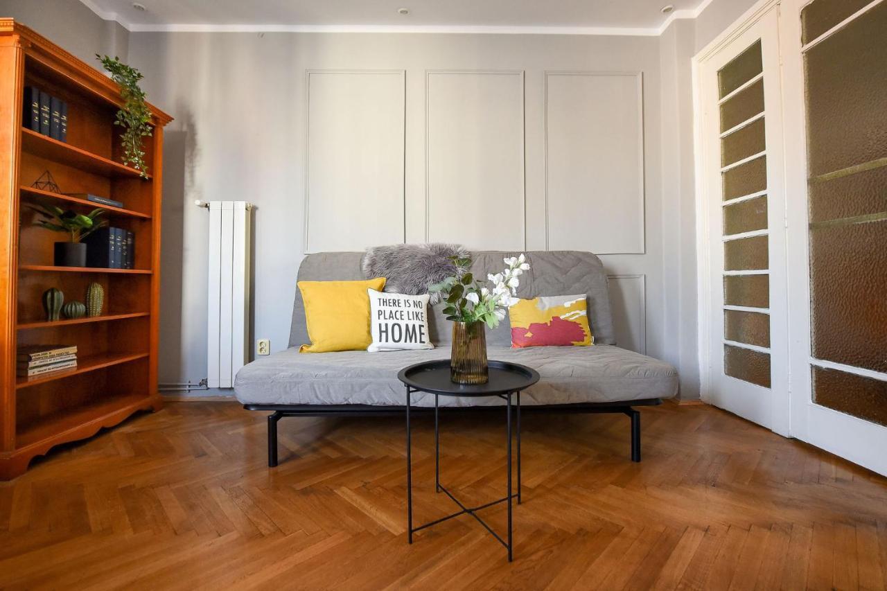 Stylish & Spacious Apartment Near The Old Town - A Touch Of History, A Dash Of Modernity Bucharest Exterior photo
