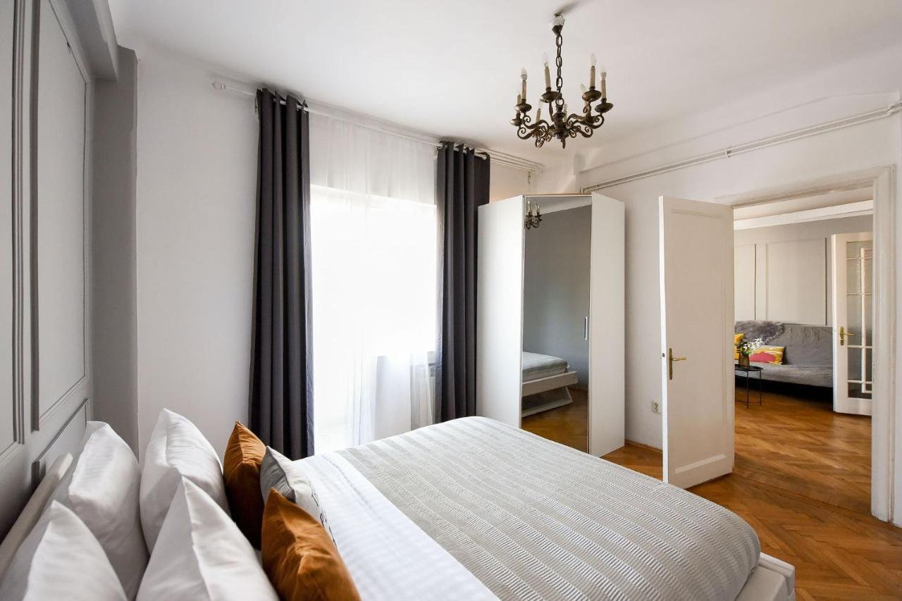 Stylish & Spacious Apartment Near The Old Town - A Touch Of History, A Dash Of Modernity Bucharest Exterior photo