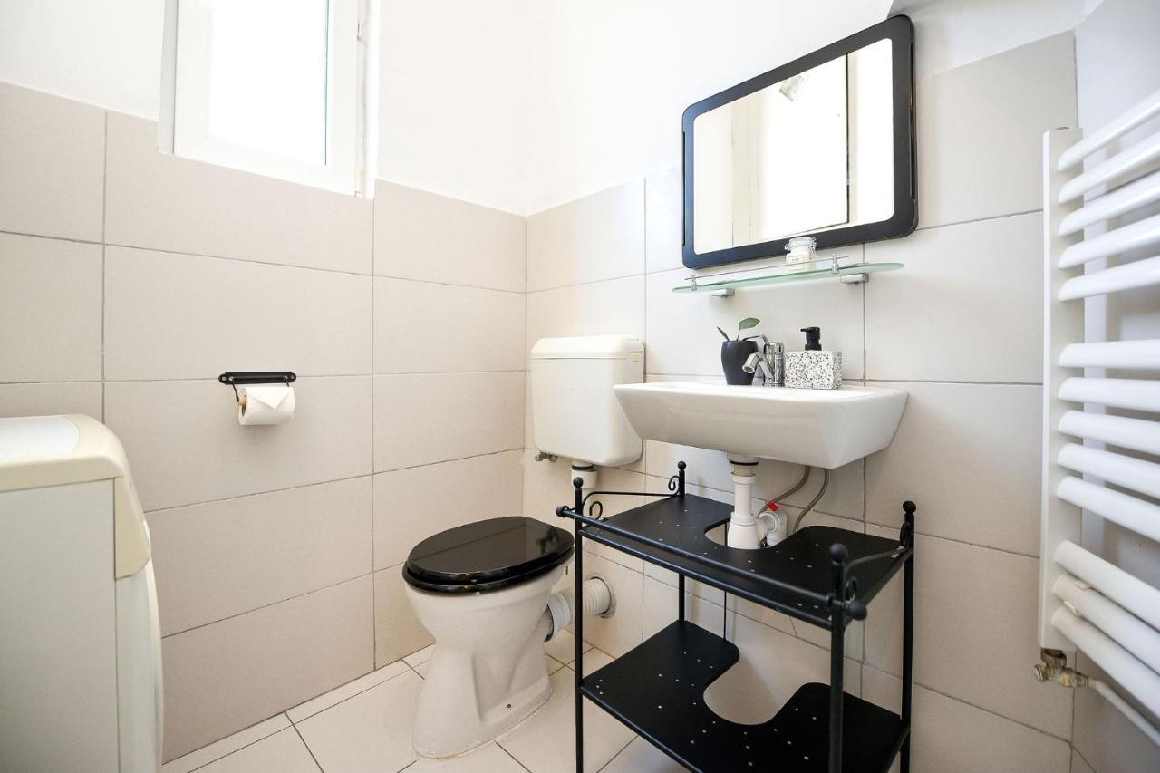 Stylish & Spacious Apartment Near The Old Town - A Touch Of History, A Dash Of Modernity Bucharest Exterior photo
