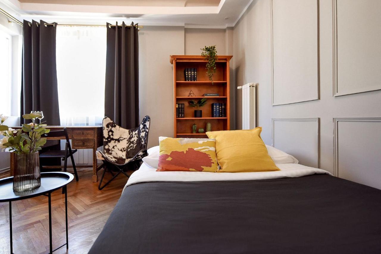 Stylish & Spacious Apartment Near The Old Town - A Touch Of History, A Dash Of Modernity Bucharest Exterior photo