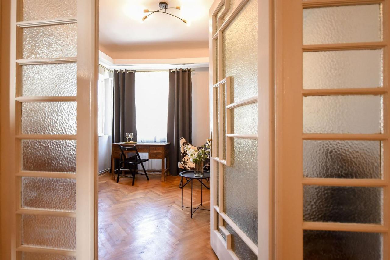 Stylish & Spacious Apartment Near The Old Town - A Touch Of History, A Dash Of Modernity Bucharest Exterior photo
