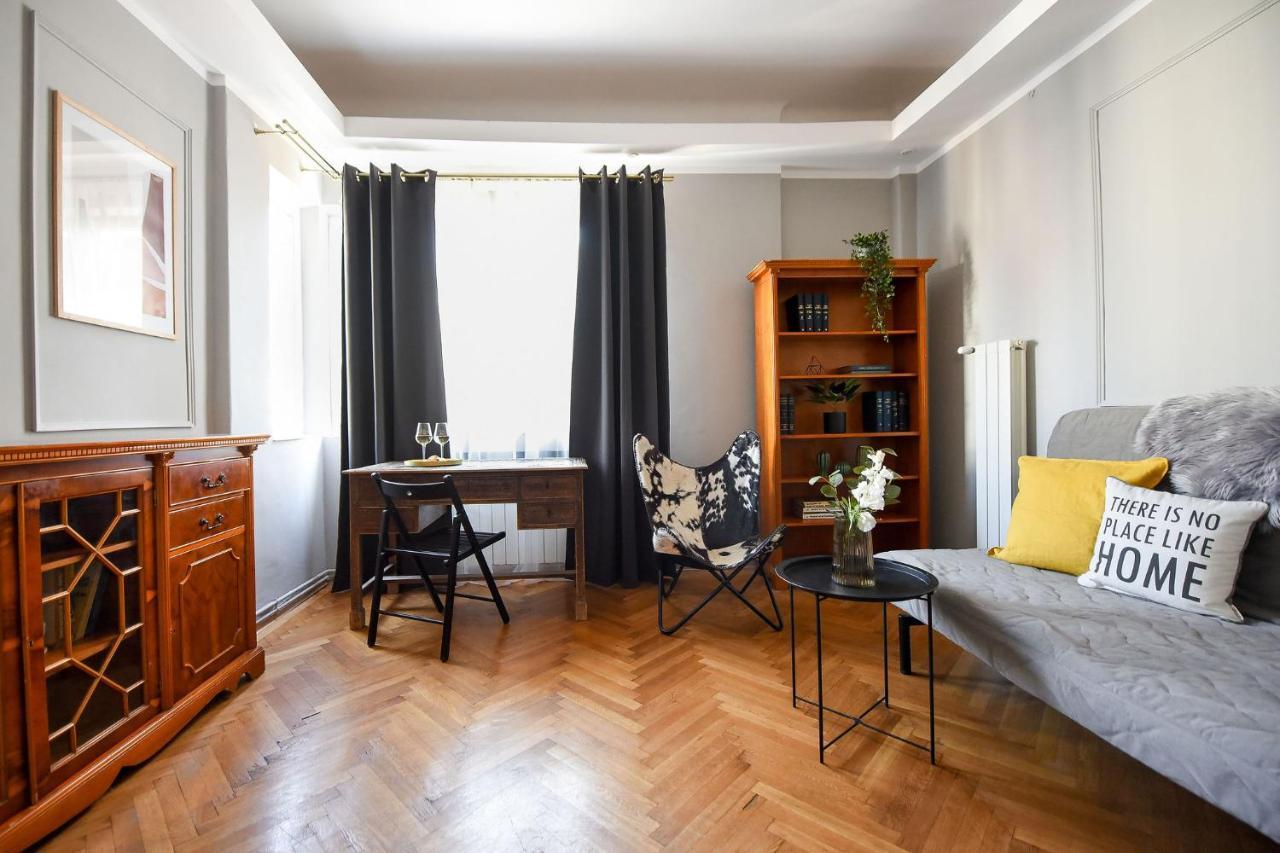 Stylish & Spacious Apartment Near The Old Town - A Touch Of History, A Dash Of Modernity Bucharest Exterior photo